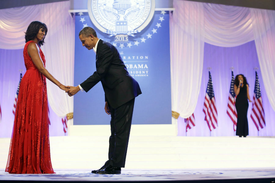 barack-and-michelle-obama-sweetest-moments-12