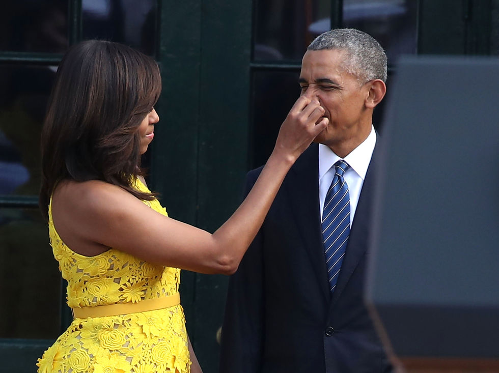 barack-and-michelle-obama-sweetest-moments-18