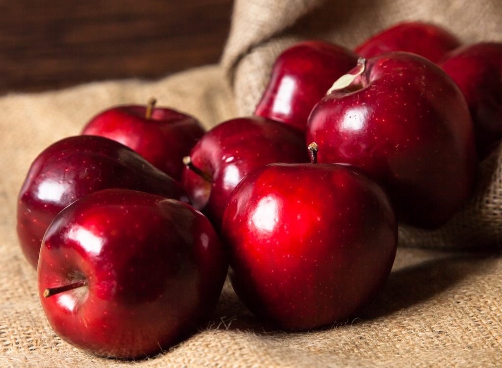 Red delicious apples - foods that make you poop