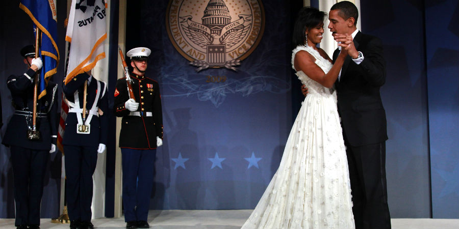 barack-and-michelle-obama-sweetest-moments-04