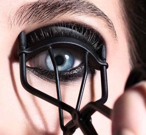 Eyelash curler | Smokey Eye Tutorial for Beginners | Her Beauty