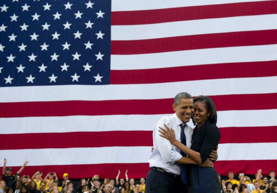 barack-and-michelle-obama-sweetest-moments-07