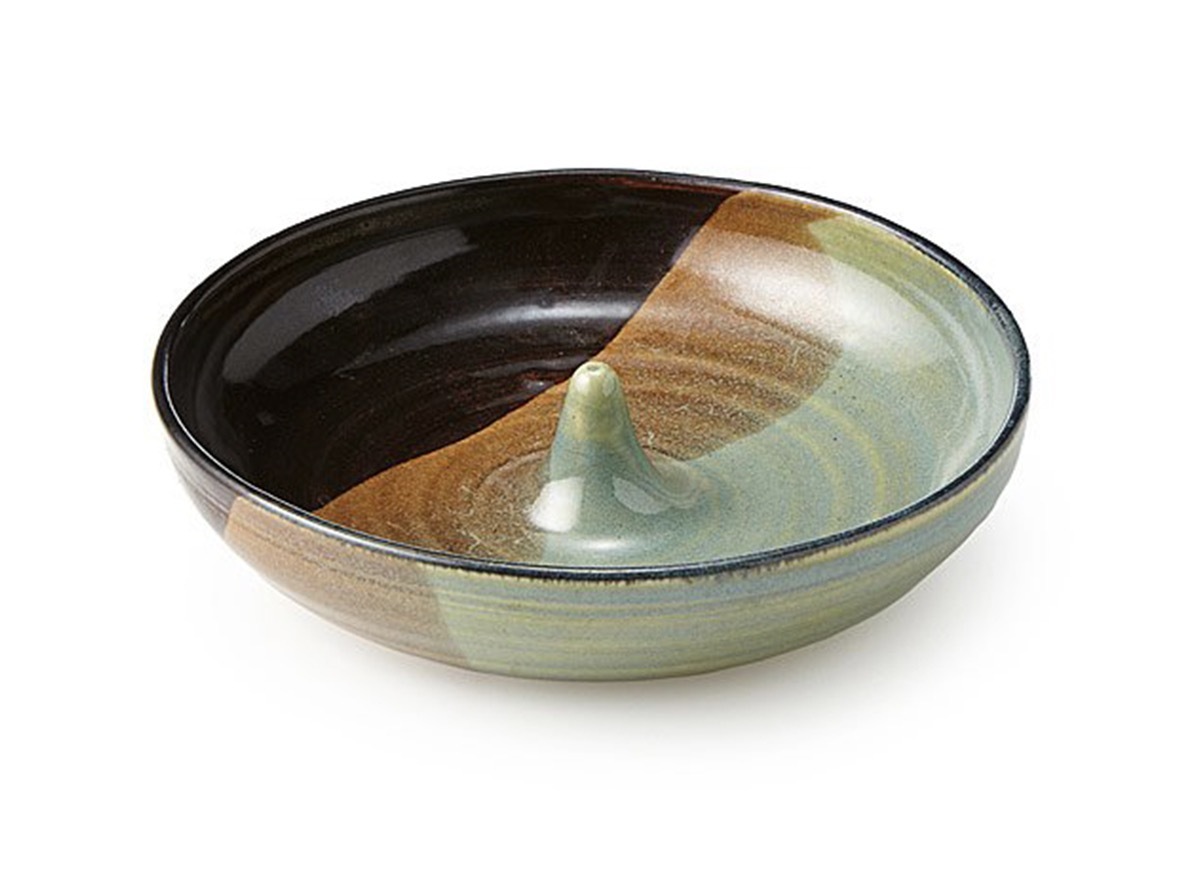 ceramic bowl with peak in the middle