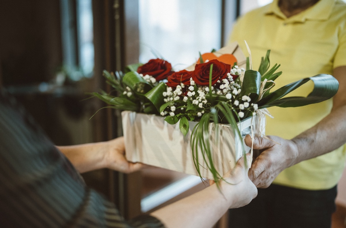 gifting red roses
