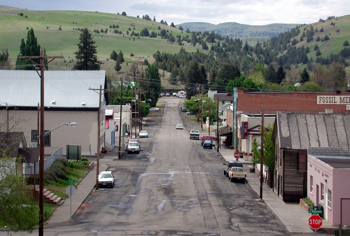 English: Main Street in Fossil, Oregon, looking south from the high school parking lot