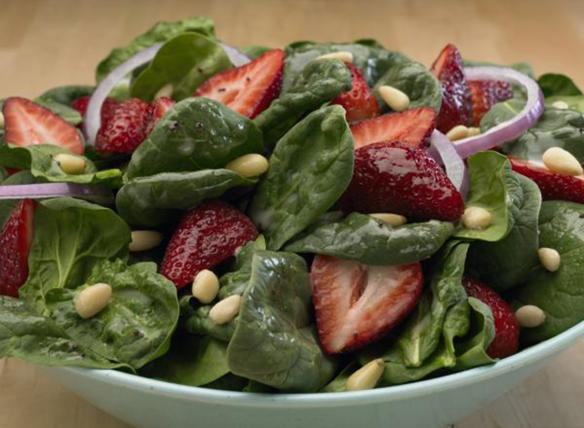 golden corral strawberry spinach salad