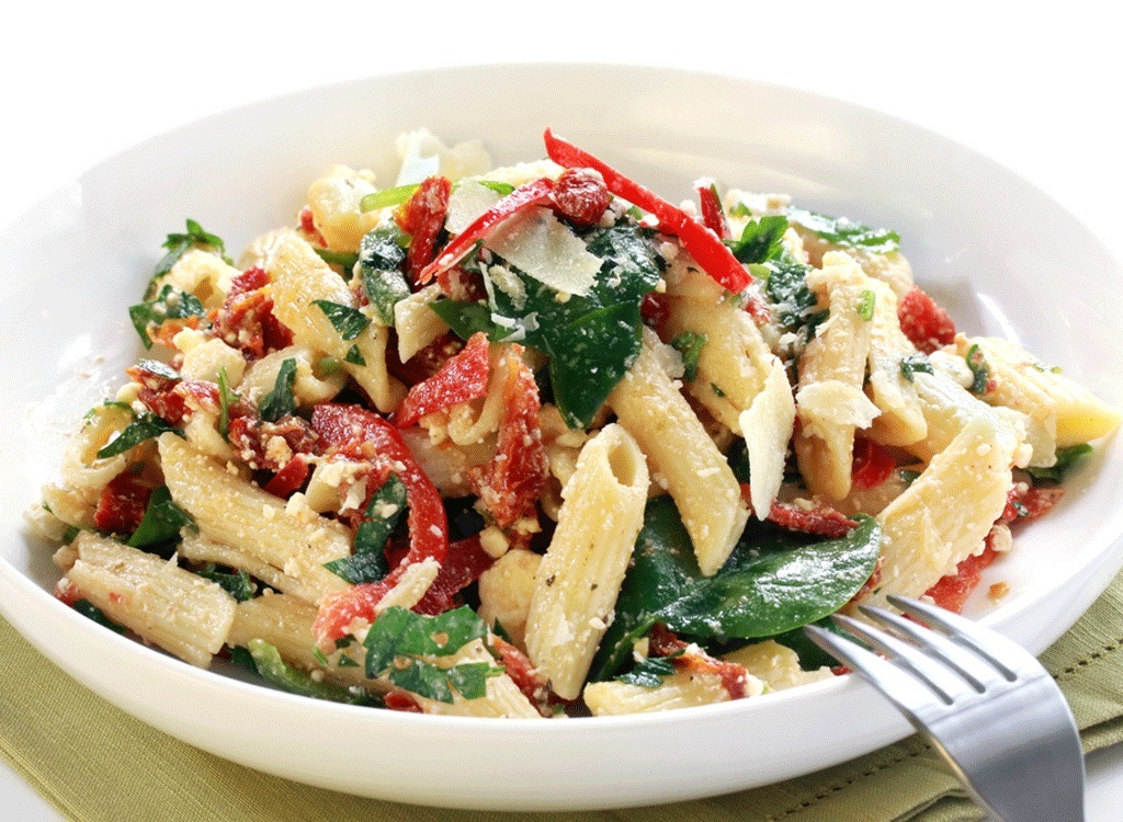 Pasta with greens and sun-dried tomatoes, foods to prevent colds