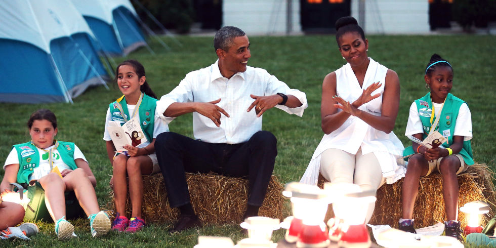 barack-and-michelle-obama-sweetest-moments-13