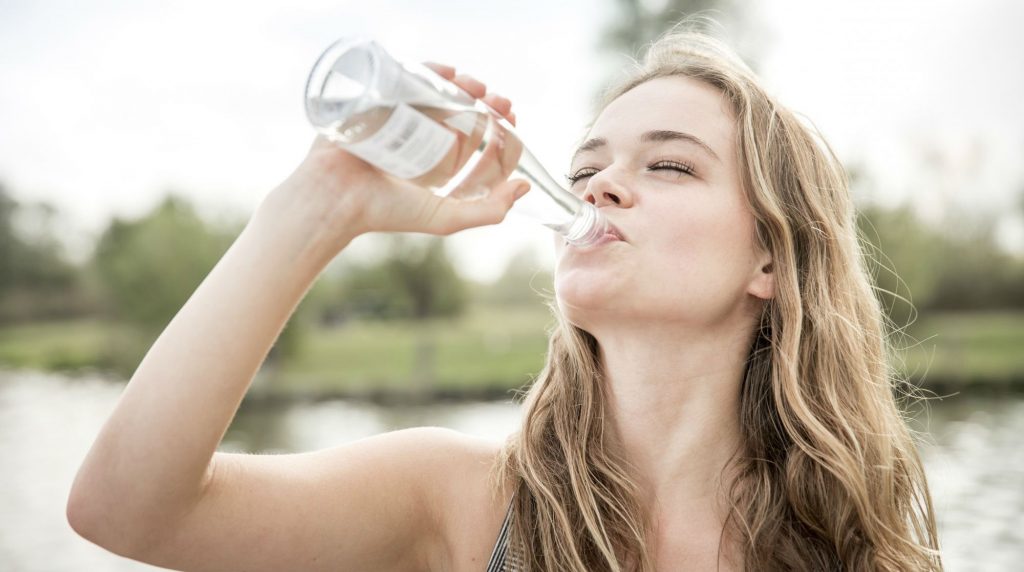 Пейте больше воды | Как быстро похудеть к Новому году: 6 советов, которым нужно начать следовать уже сейчас | Her Beauty