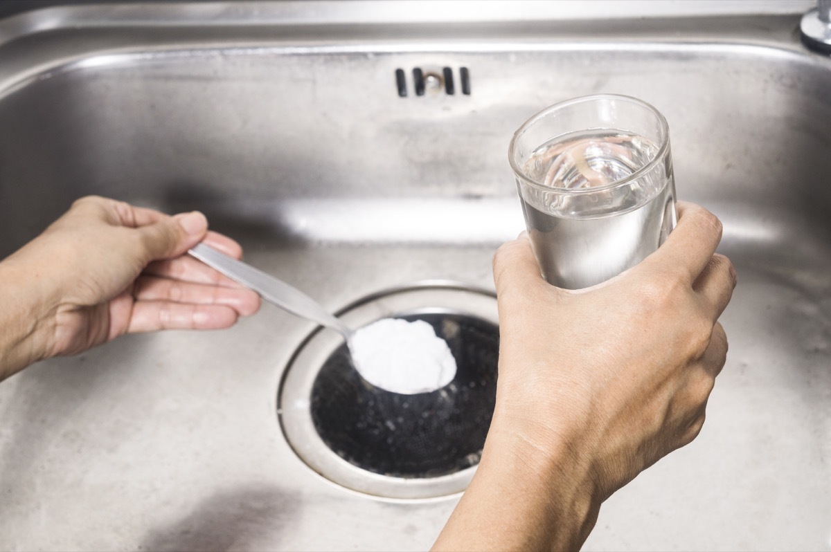 pour a spoon of baking soda and a glass of vinegar respectively into the drain of sink, kitchen tips for effectively get rid of unpleasant smells