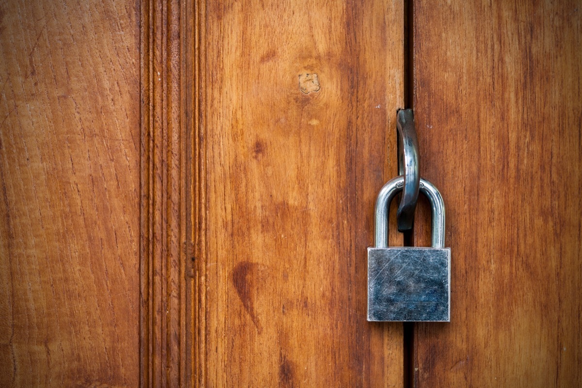 lock bolt on door, safety tips