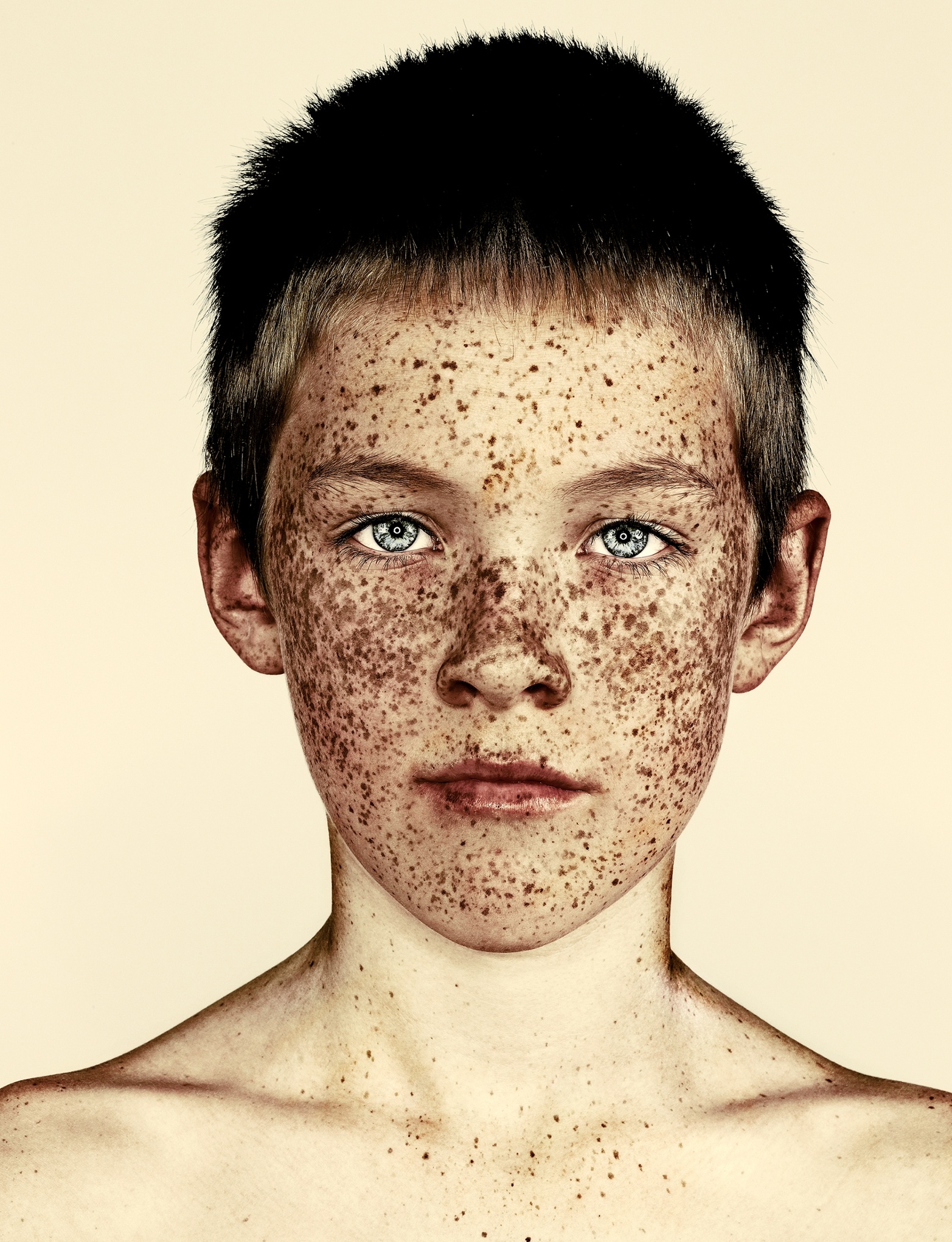 freckles-brock-elbank-striking-portraits-03