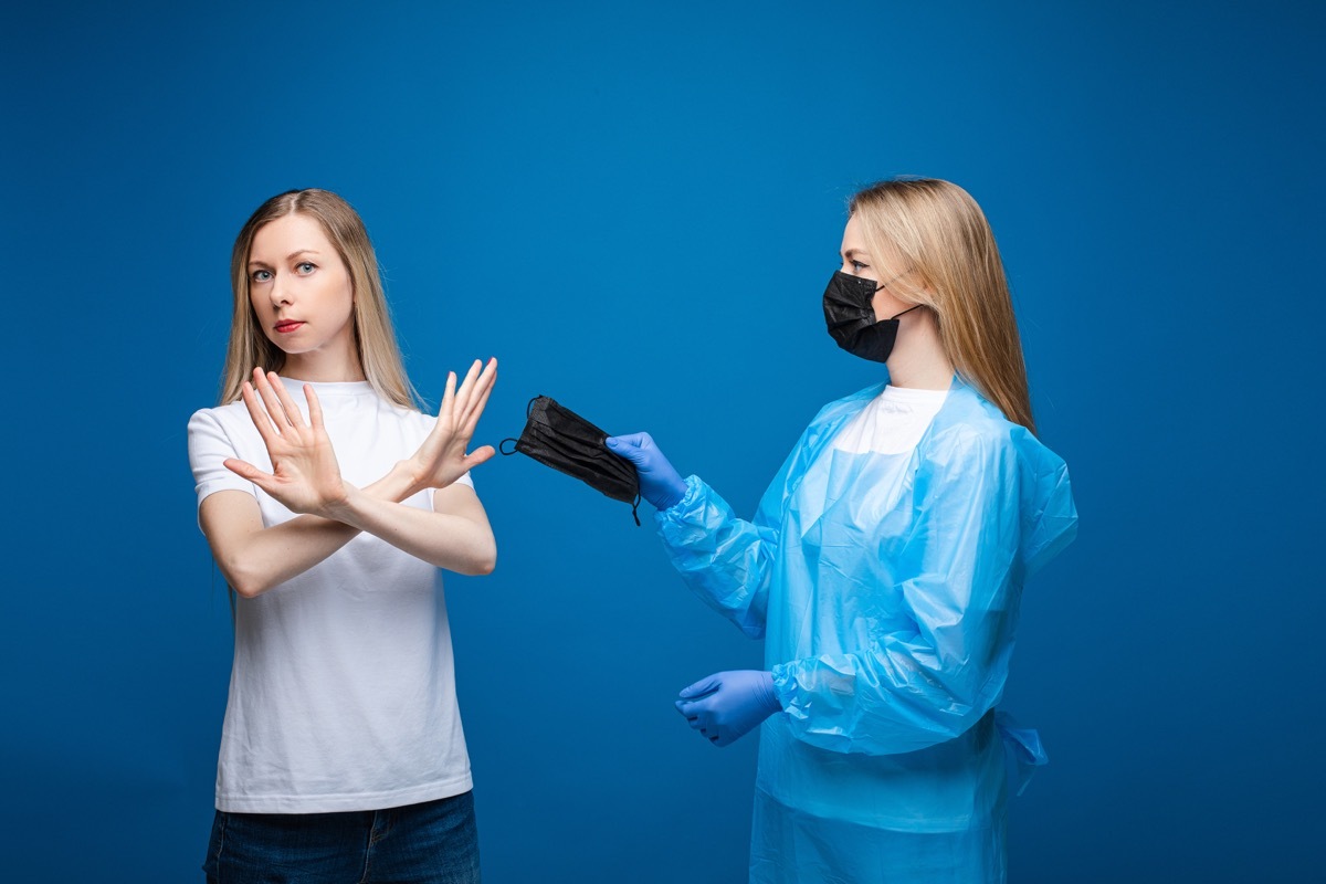 Woman refuses mask from doctor