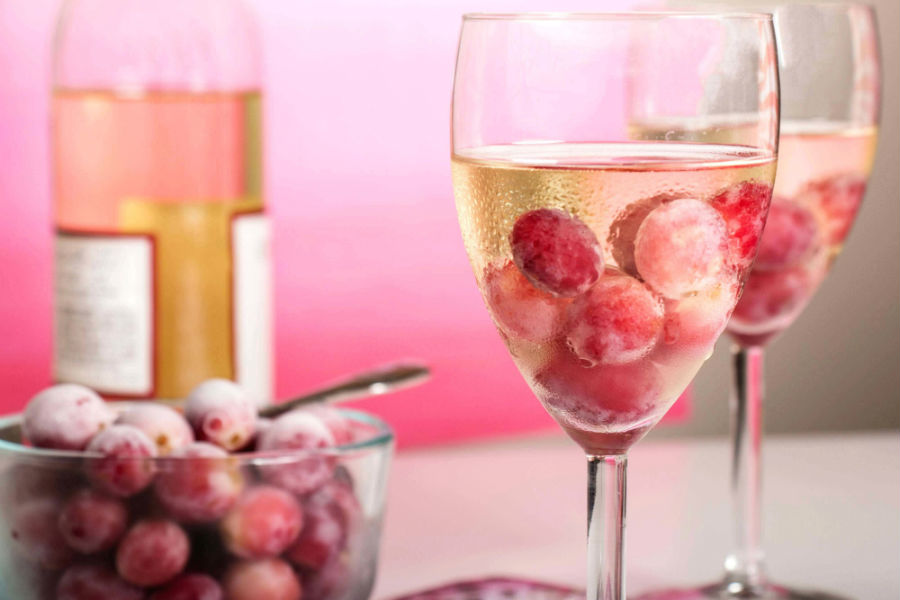 Замороженные ягоды винограда вместо льда| 10 лайфхаков, которые превратят вас в гуру кулинарии | Her Beauty