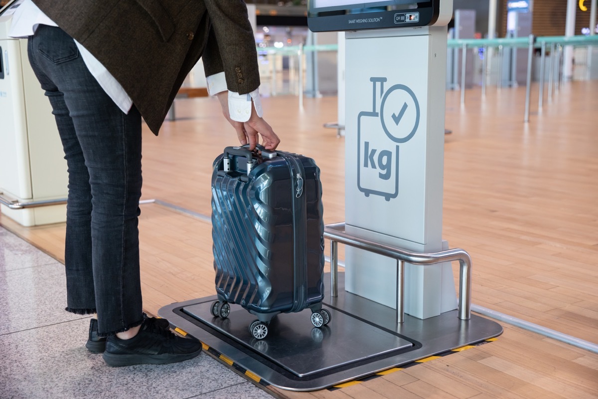 Weighing the luggage using a luggage measuring device at Incheon International Airport in April 2022