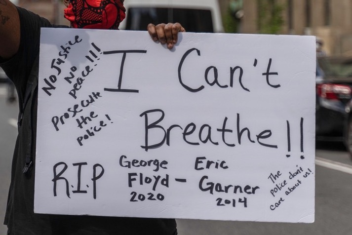 2BW5DTP New York, New York, USA. 29th May, 2020. New York, New York, U.S.: a man holds a sign that says ''I Can't Breathe'' during a protest over the death of George Floyd near Foley Square. Credit: Corine Sciboz/ZUMA Wire/Alamy Live News