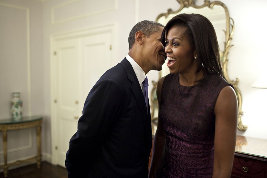 barack-and-michelle-obama-sweetest-moments-08