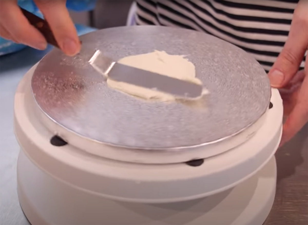 Frosting a cake plate on the bottom