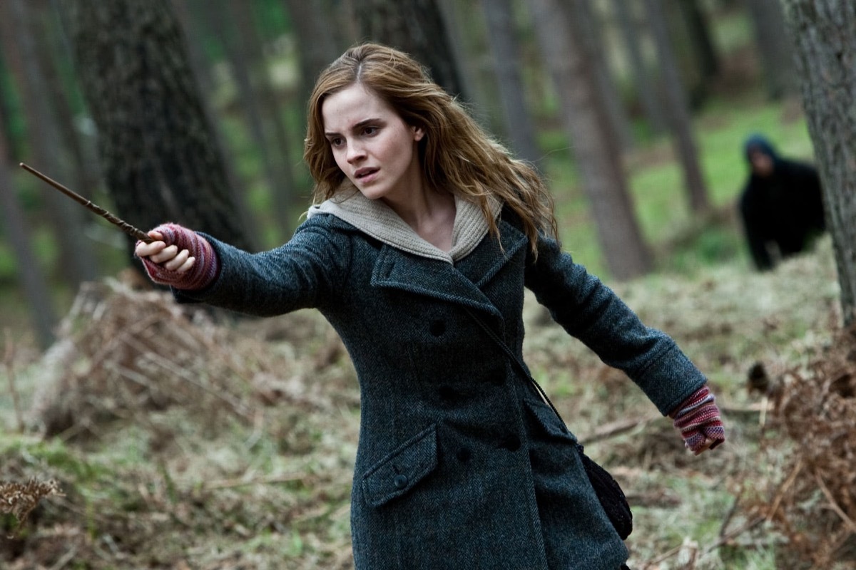 hermione with her wand out during battle
