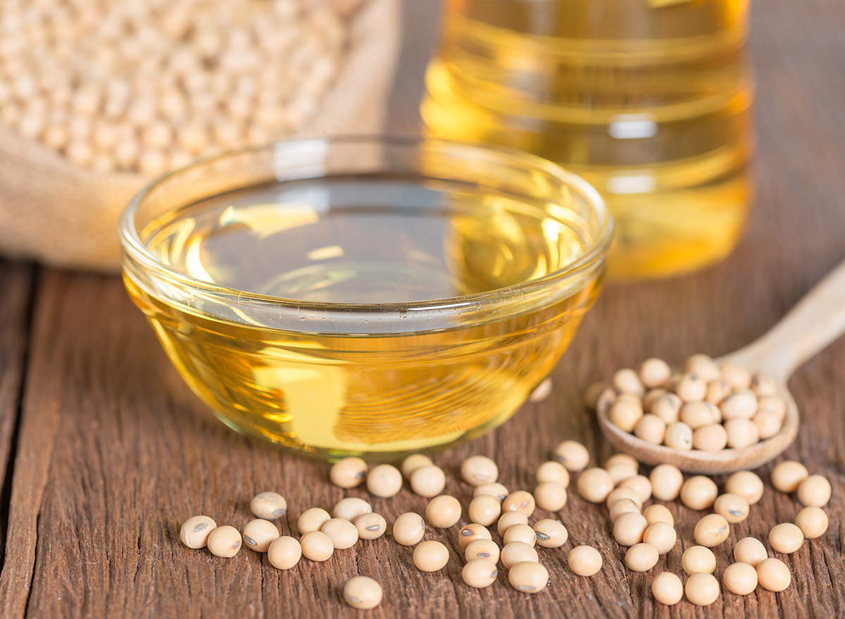 soybean-oil-in-glass-bowl-with-wooden-spoon-and-soybeans