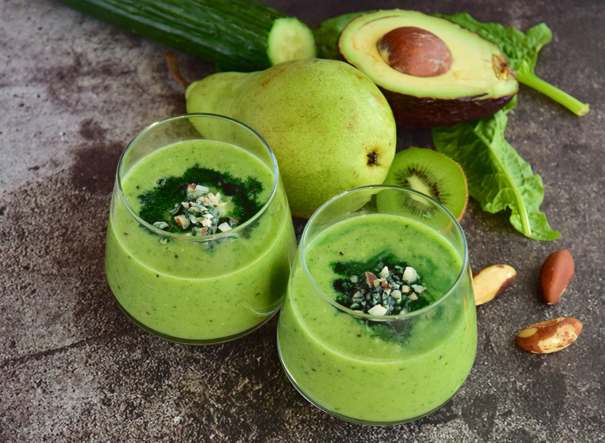 Green breakfast smoothie for weight loss avocado pear brazilnut spinach