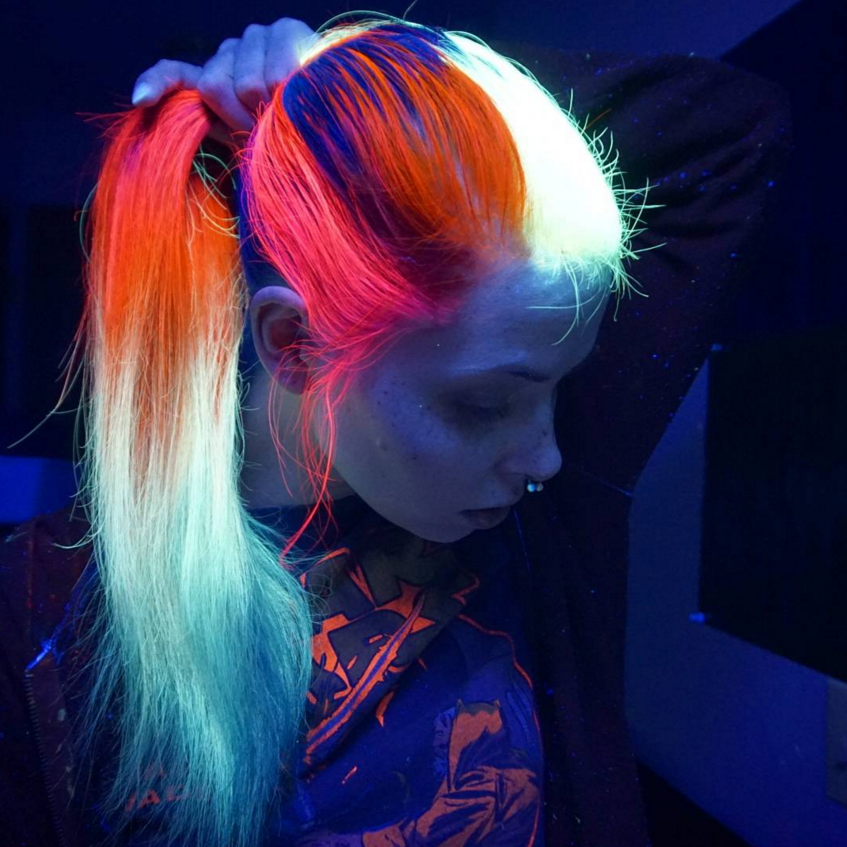 glow-in-the-dark-hair-is-the-newest-trend-of-2016_05