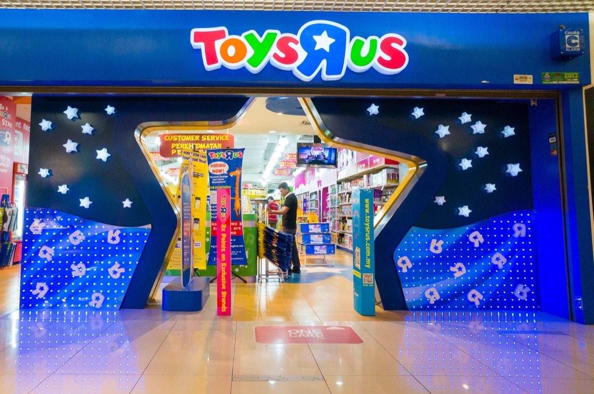 toys r us store entrance