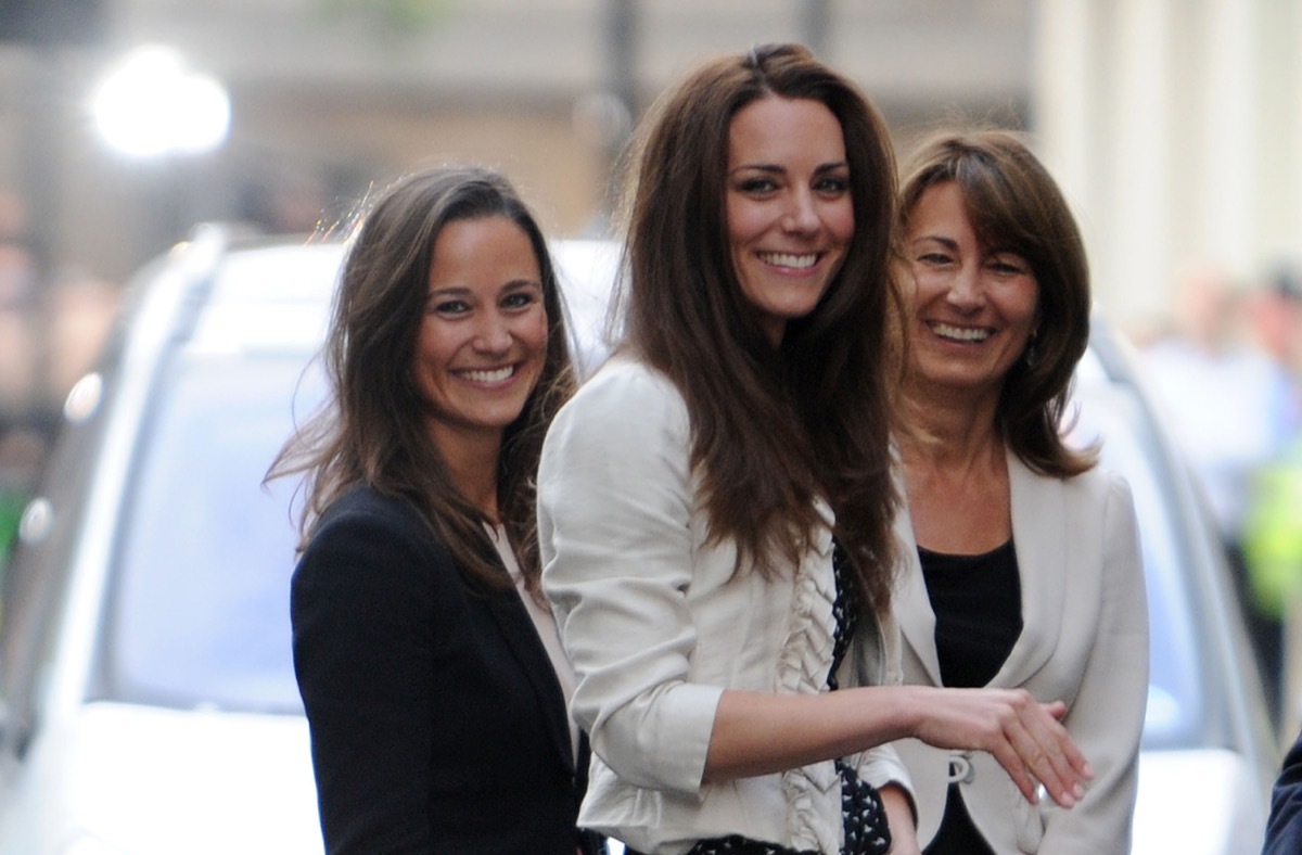 Kate Middleton (M) waves to the crowd outside the Goring Hotel in London, Great Britain, 28 April 2011 together with her Sister Pippa (L) and her mother Carole. London is preparing for the royal wedding of Britain's Prince William and Kate Middleton at Westminster Abbey on April 29. 