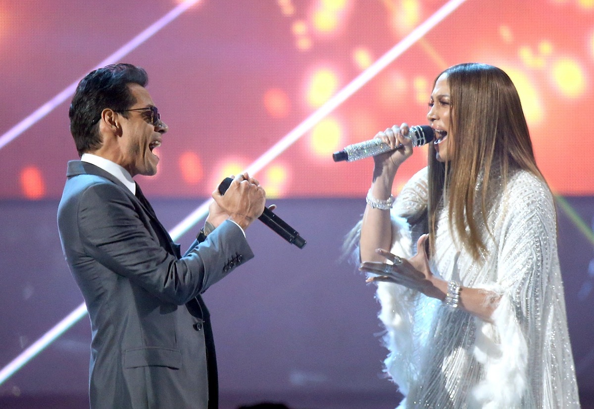 Marc Anthony and Jennifer Lopez performing together in 2016