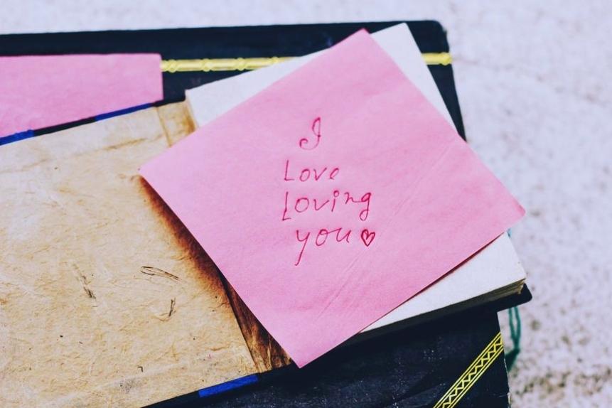 Leave him love notes | 8 Cute Ways to Get Your Boyfriend Smile after a Bad Day | Her Beauty