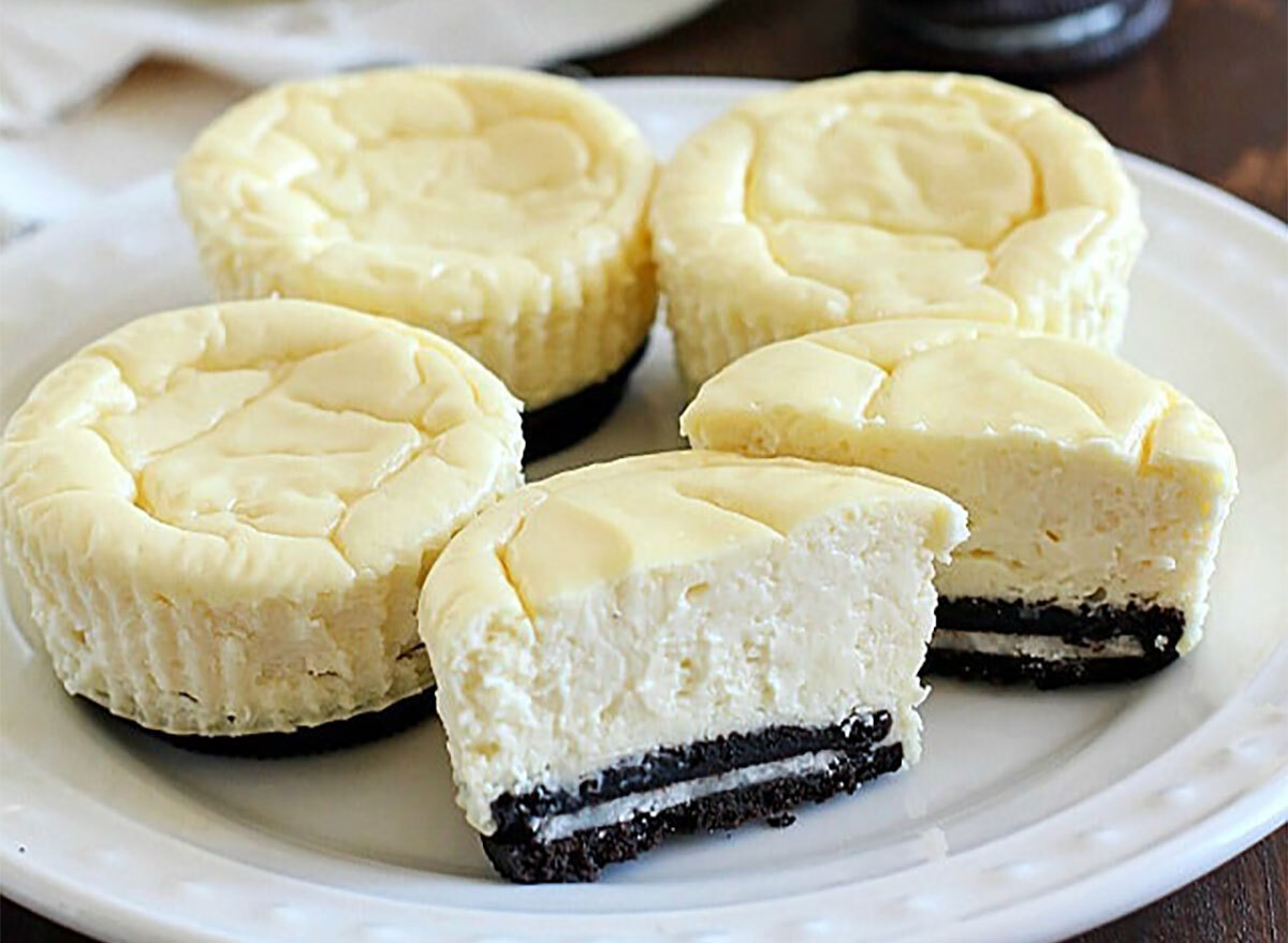 mini vanilla cheesecakes with oreo crust