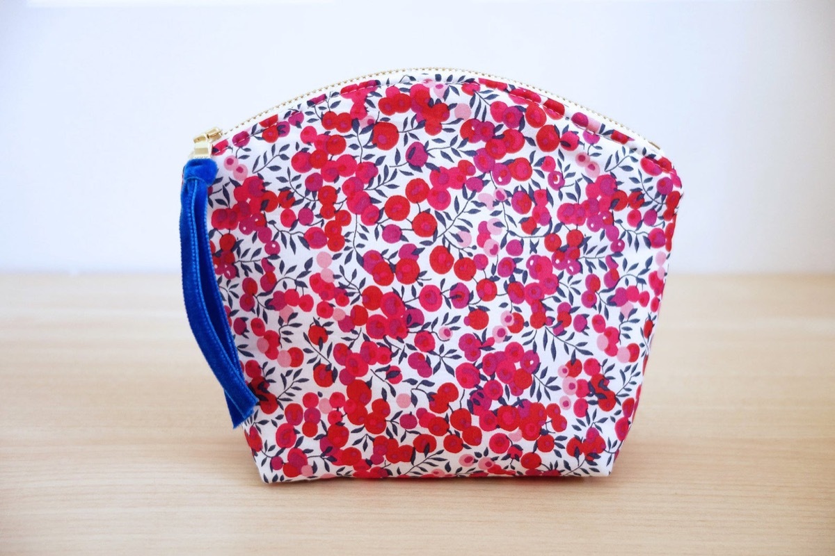 Rounded bag with wiltshire berry print