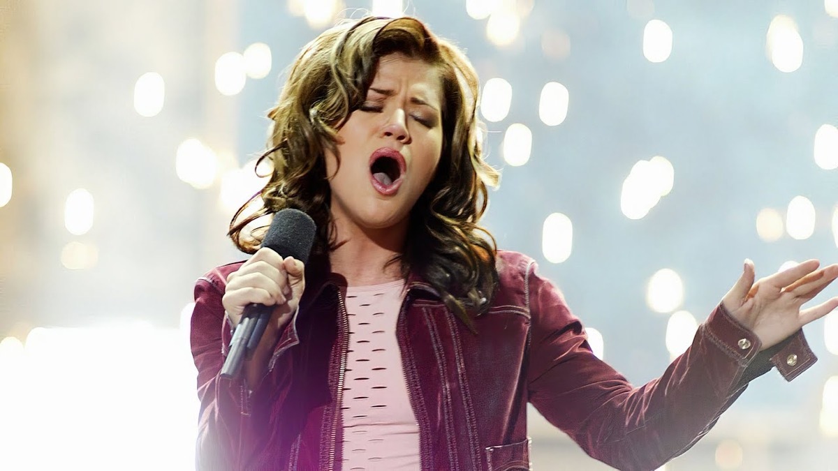 Kelly Clarkson performing on American Idol