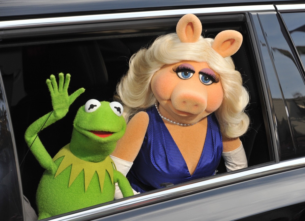 miss piggy and kermit the frog muppets