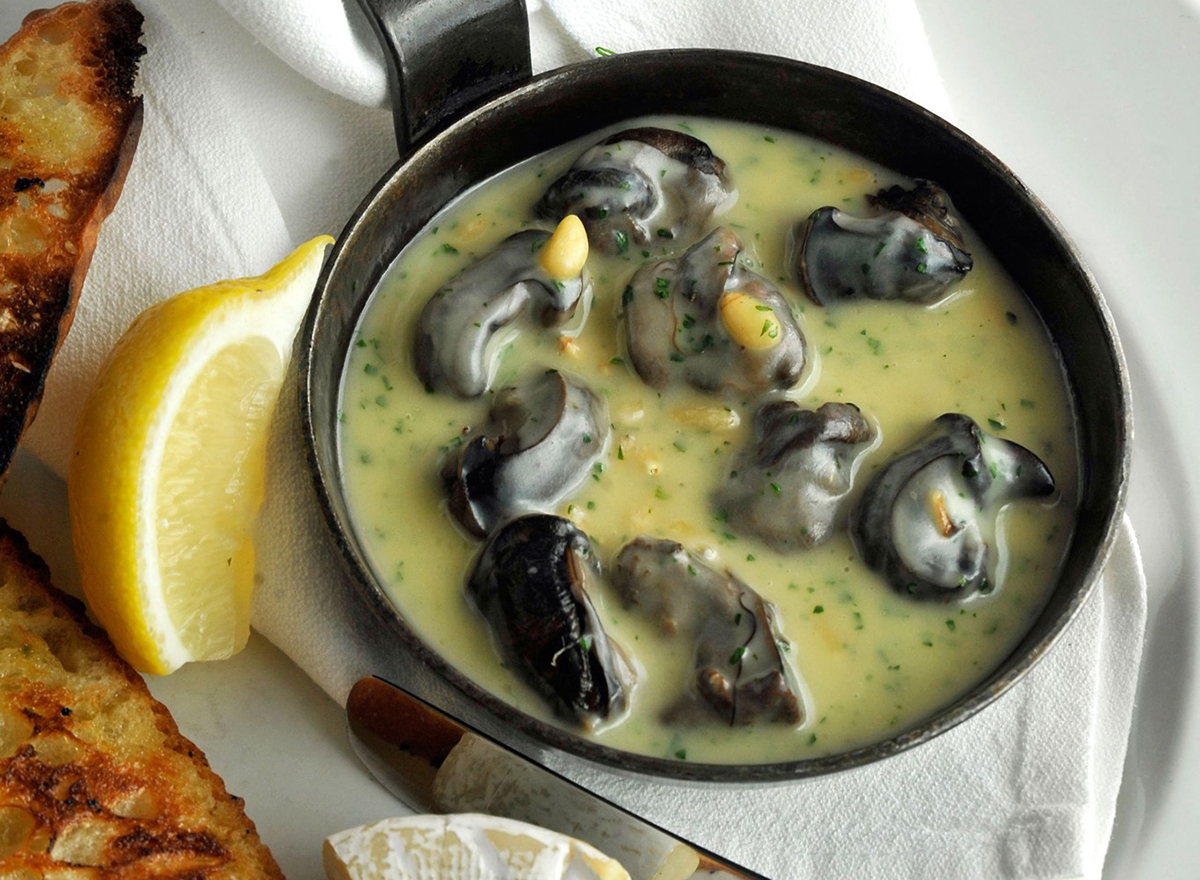 mussels in butter with lemon wedges
