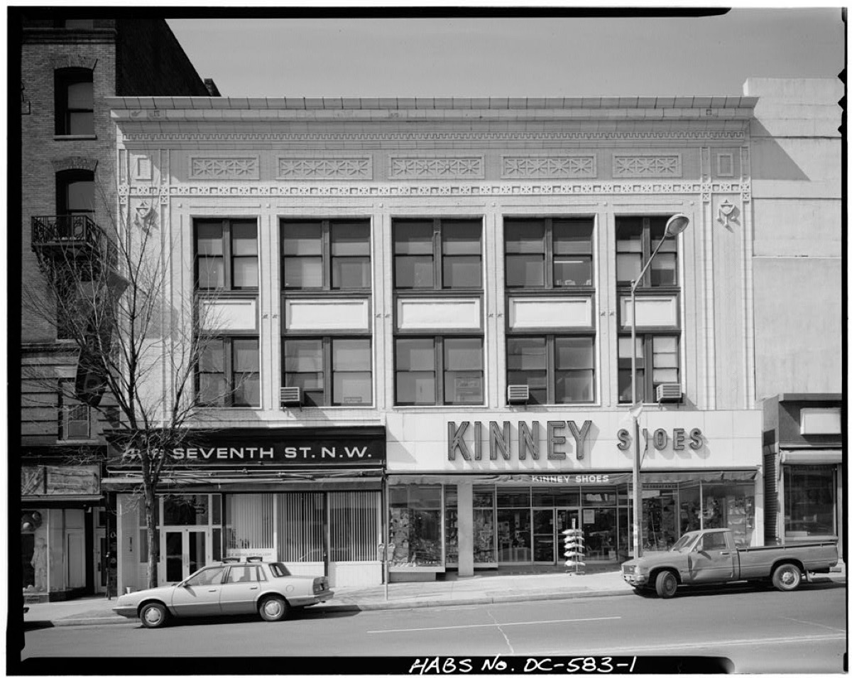 Kinney Shoes store front