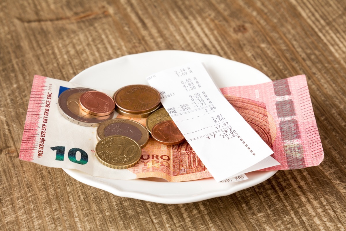 Paying bill with a tip in Euros