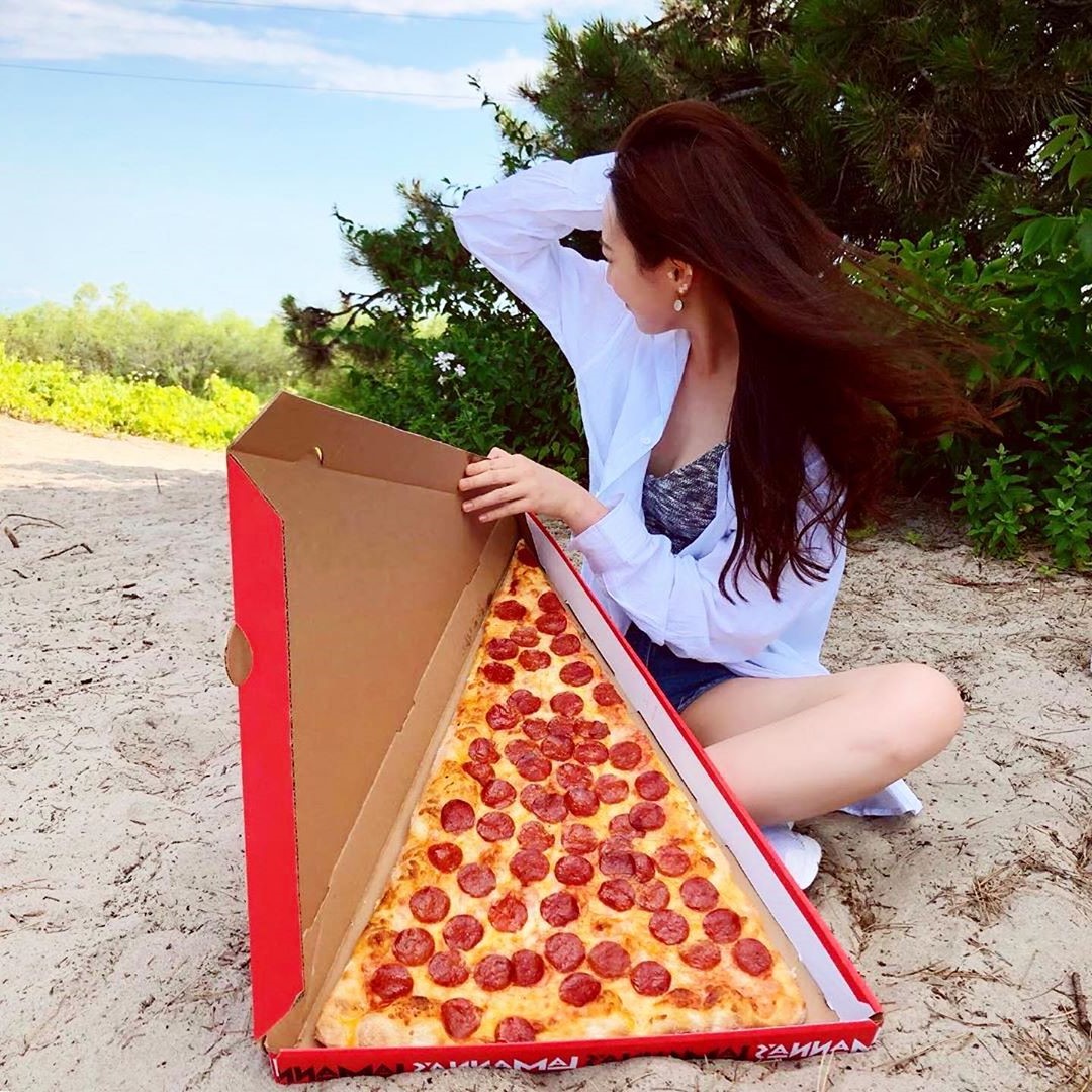 Giant pizza  slice challenge | New Foodie Trend Is A Giant Pizza Slice – The Biggest You've Seen | Her Beauty