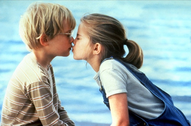10_Celebs_Who_Had_Their_First_Kiss_On_Screen7