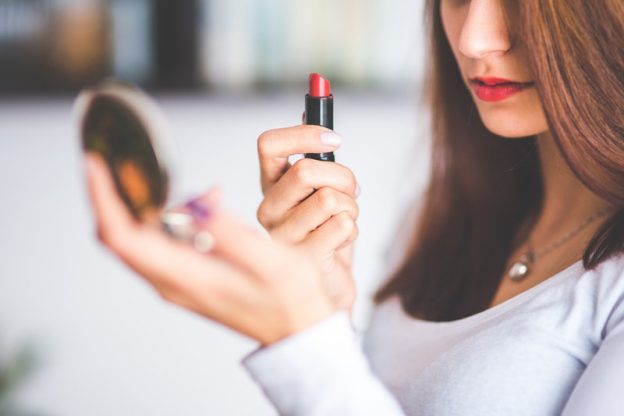  Makeup a tonnellate | 7 cose che le ragazze credono efficaci per far colpo sui ragazzi ma che in realtà non funzionano | Her Beauty