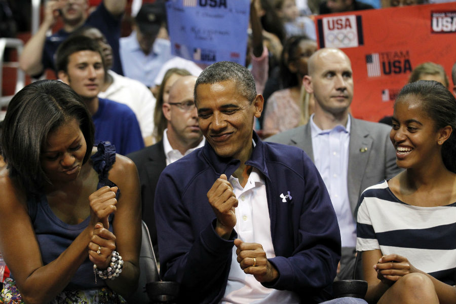 barack-and-michelle-obama-sweetest-moments-11