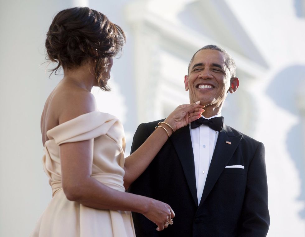 barack-and-michelle-obama-sweetest-moments-20