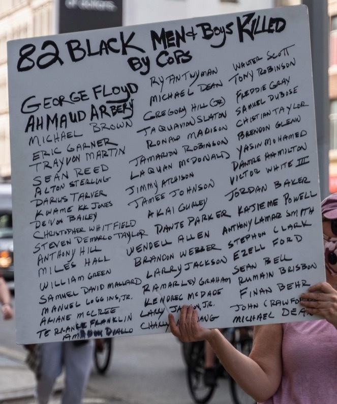 2BW5DXM New York, New York, USA. 29th May, 2020. New York, New York, U.S.: a woman holds a sign mentioning the names of the people who lost their lives due to police brutalities during a protest over the death of George Floyd near Foley Square. Credit: Corine Sciboz/ZUMA Wire/Alamy Live News