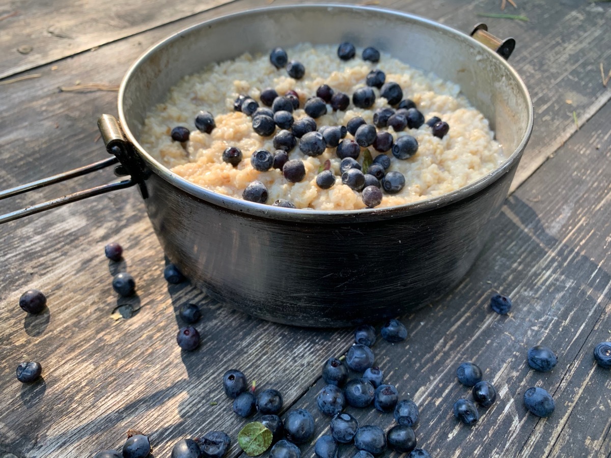 Breakfast. Travel food. Oatmeal with blueberries 