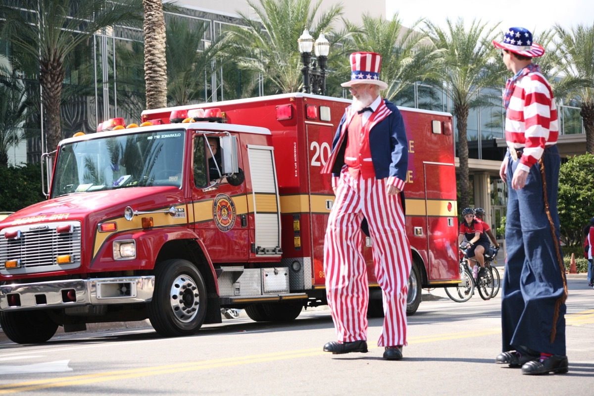 uncle sam walking in the jacksonville florida july fourth parade