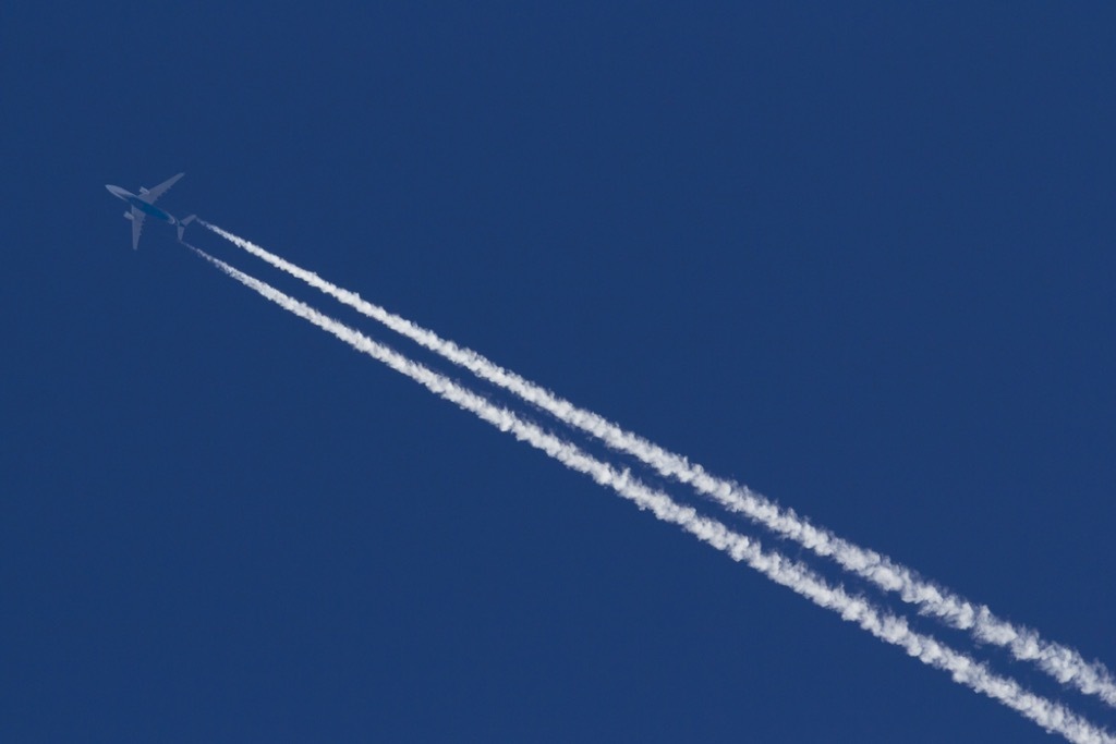 airplane contrails flying facts