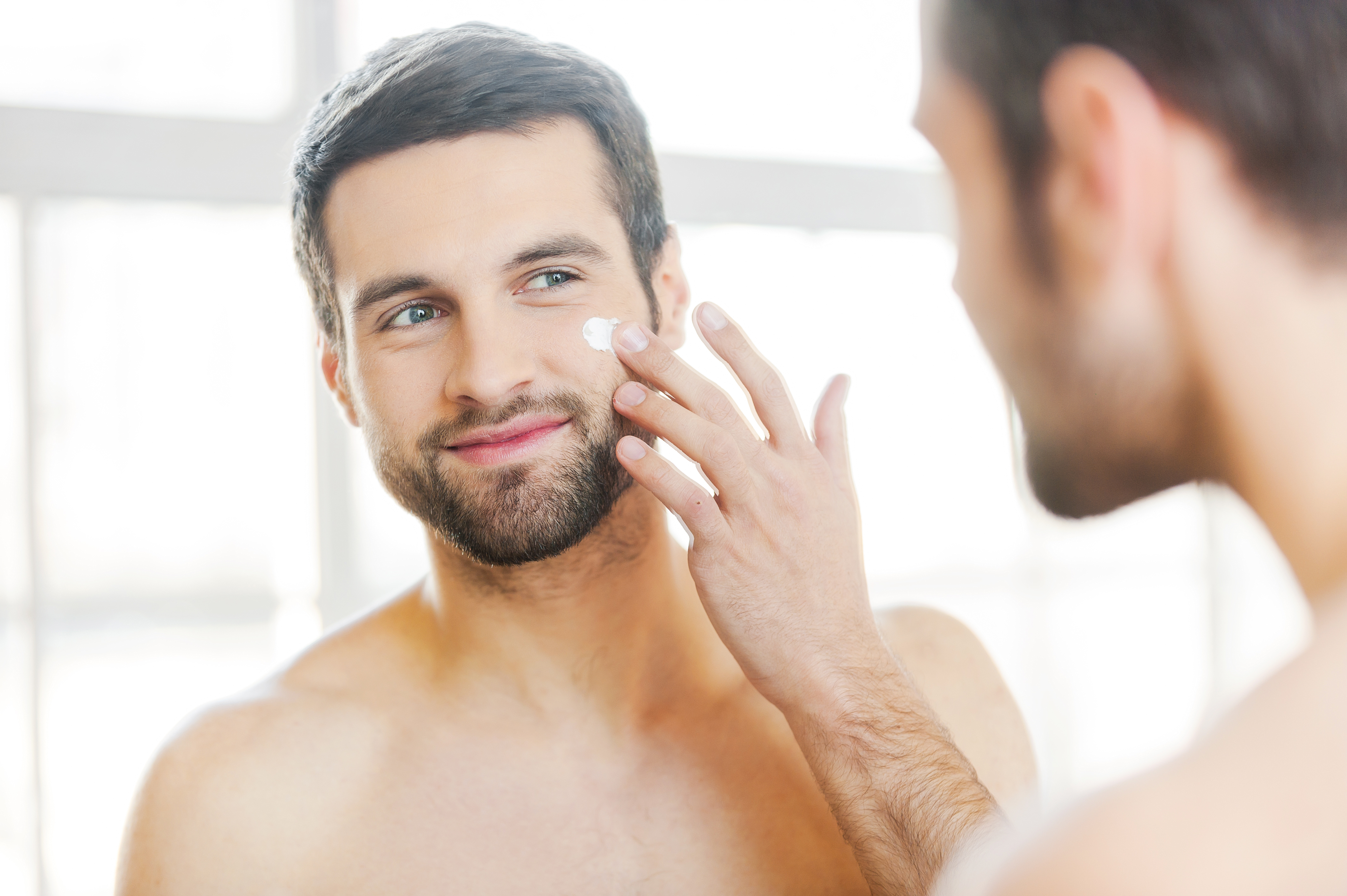 man applying moisturizer, healthy-skin-after-40-moisturizer