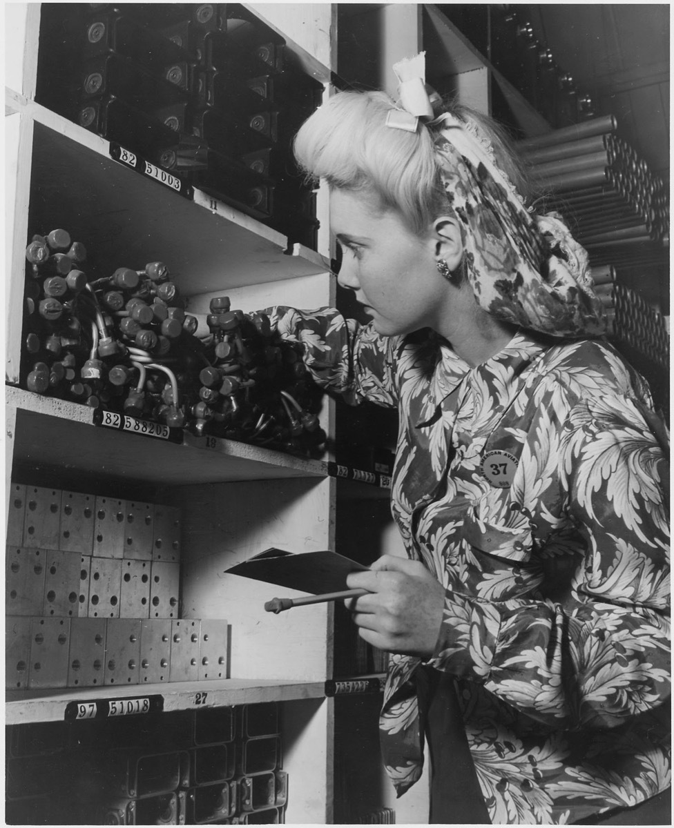 1940s woman in hair snood
