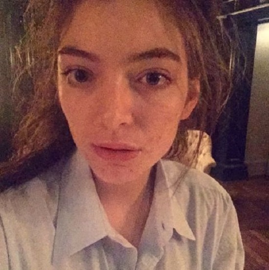 Celebrities_Who_Aren’t_Afraid_Of_Being_Caught_Barefaced_20
