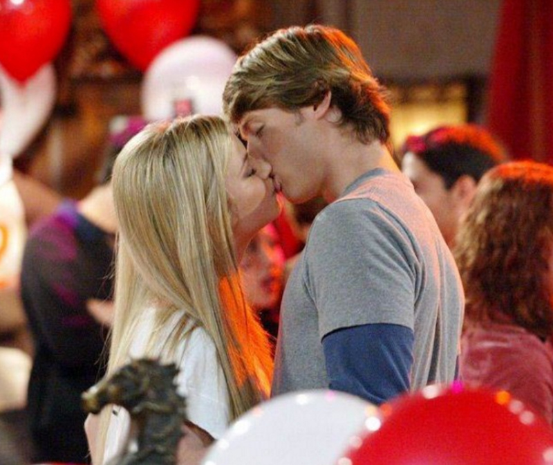 10_Celebs_Who_Had_Their_First_Kiss_On_Screen4